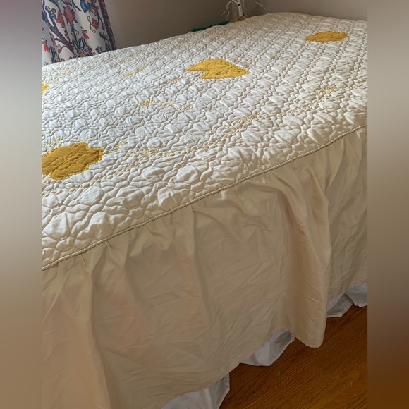 Vintage 1970s  Queen sized Bed topper quilt in neutral and mustard yellow - Picture 2 of 6